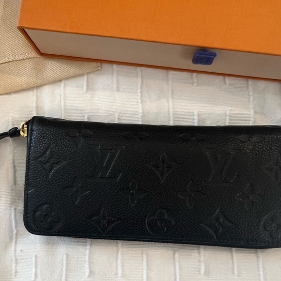 LOUIS VUITTON Zippy Wallet - Picture 4 of 8